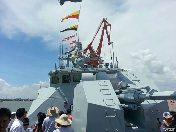 597护卫舰驻港部队的钦州舰在钦州港停靠登舰参观已编辑