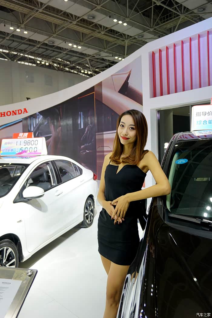 中国唐山开着飞度大家看2017年唐山南湖会展中心车展