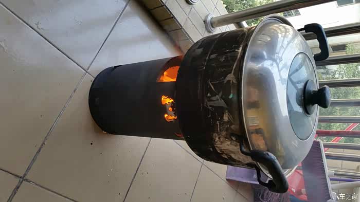 换上汤锅烧水准备下面.