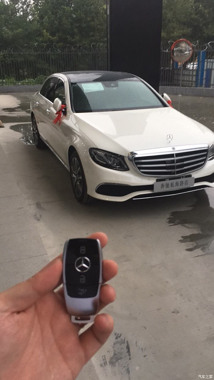 奔驰e300l白色大标图片