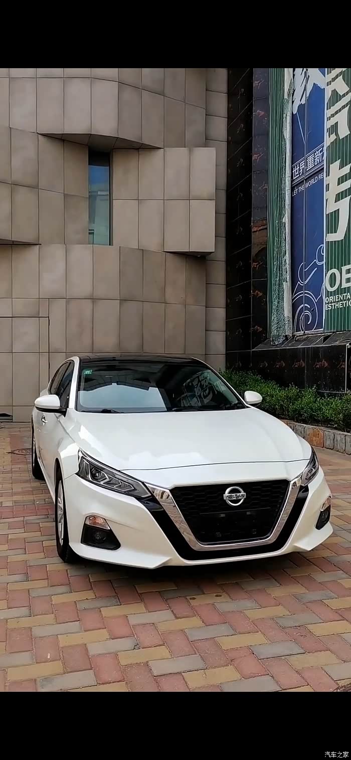 白色日产天籁华丽雍容