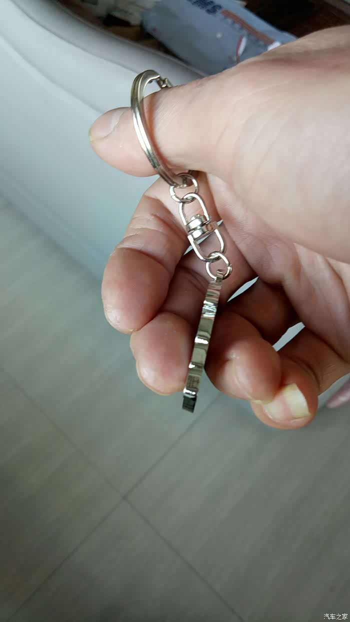 看酷炫车标钥匙扣的厚度有0.3cm