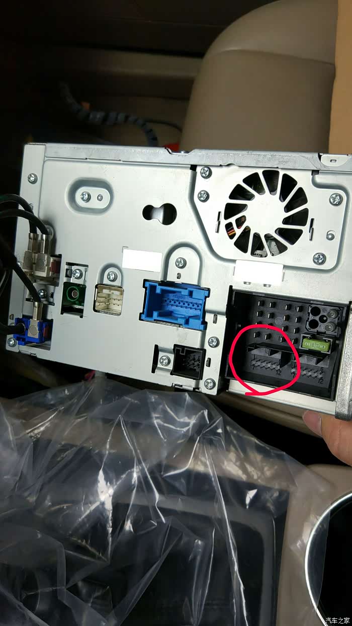 谁知道奔驰主机背后下图针脚的定义