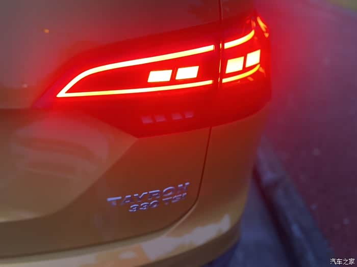 我最喜欢探岳的尾灯设计,在夜幕降临后,非常的有感觉