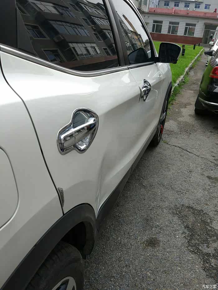 门被撞个坑,大家帮看看怎么处理比较好