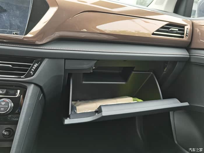 副驾驶位置有个小型冰箱,可以放点东西!不知道制冷效果咋样!