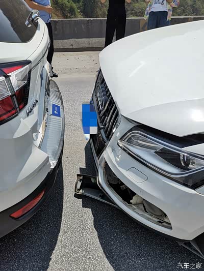的同级别车,去年发生与这起基本相同的交通事故(事故责任认定不一样)