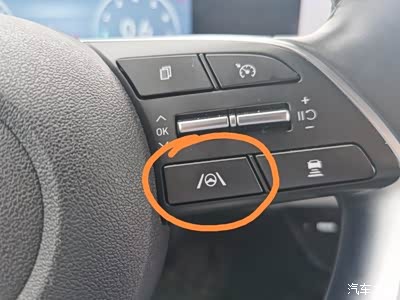 方向盘边有个这个按键,这个叫车道居中,使用的时候只需轻轻一摁,只