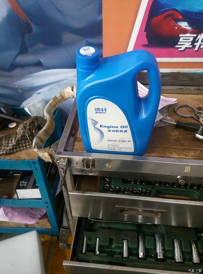前两天去保养给换的新机油是ac德科,原来是黑瓶的