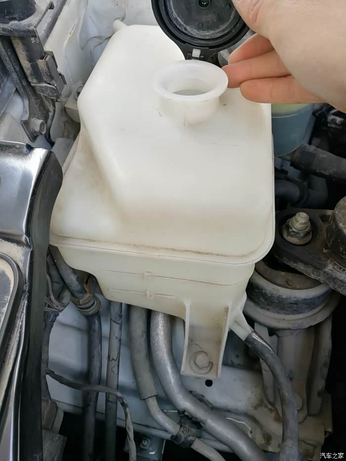 这就是防冻液桶,已经放光.