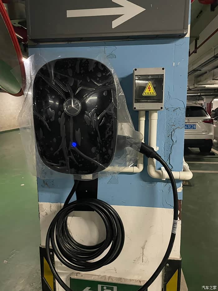 奔驰送的充电桩是什么样子的,有车友可以拍个照片吗?