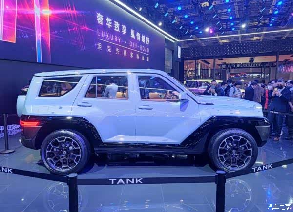 坦克700车身侧面则有点乔治巴顿越野车的味道