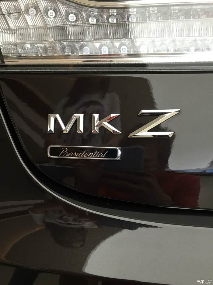 尾门上的车标字母掉了.