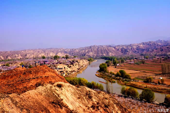 东乡族县唐汪镇的醉美杏花和丹霞奇观