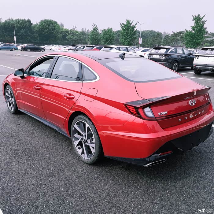 第十代索纳塔红色英姿飒爽