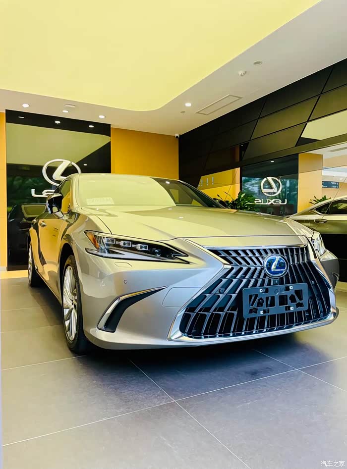 雷克萨斯es300h行政版