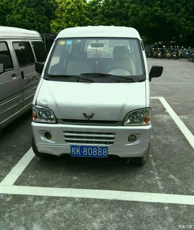 看看五菱的车牌