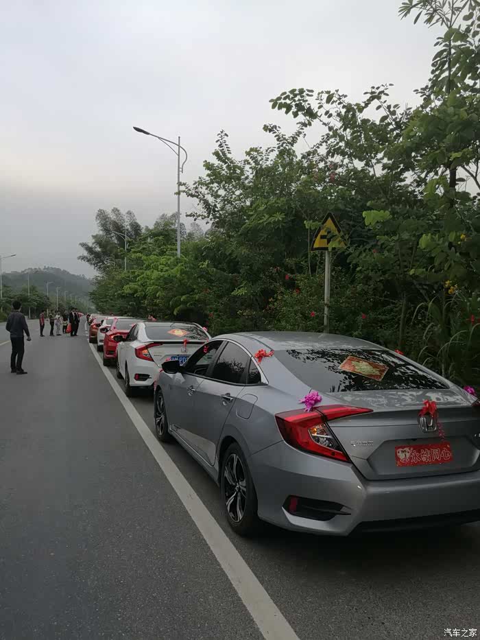 看我这12月份有个车友结婚,弄了个10辆新思域组成的婚车队,玩玩也挺有