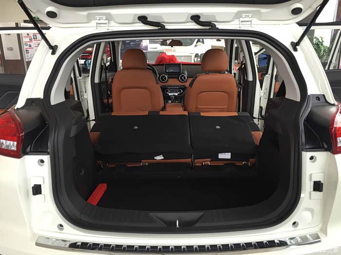 后排座椅能放到,看这空间能睡两个人,两个人,两个