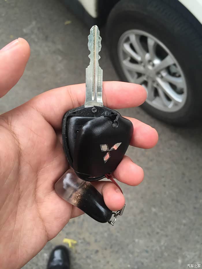 不到两年…电动车钥匙终于裂到头了