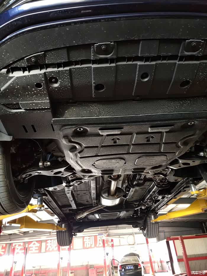 宋max墨石蓝安装底盘护板作业