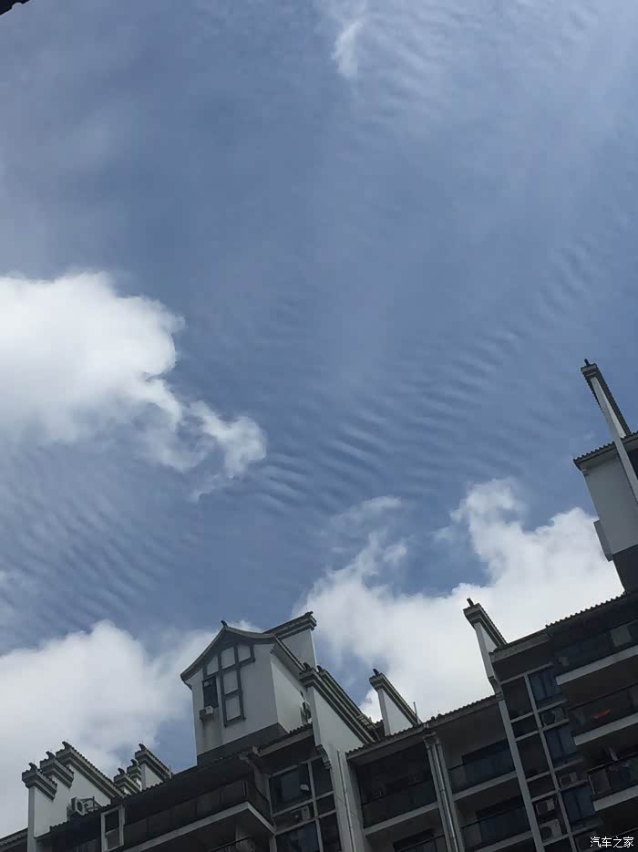 昨天早上拍到地震云,结果有无地震我不知道,但我的车给震了