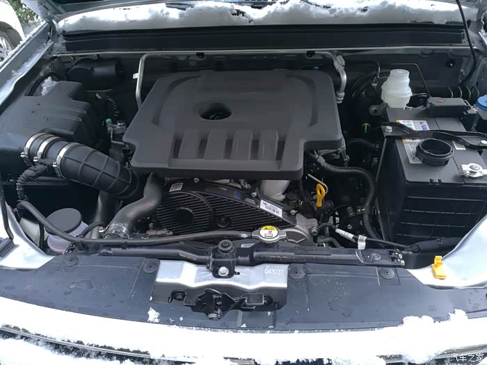 发动机舱还是挺规矩的,线束包裹也可以.