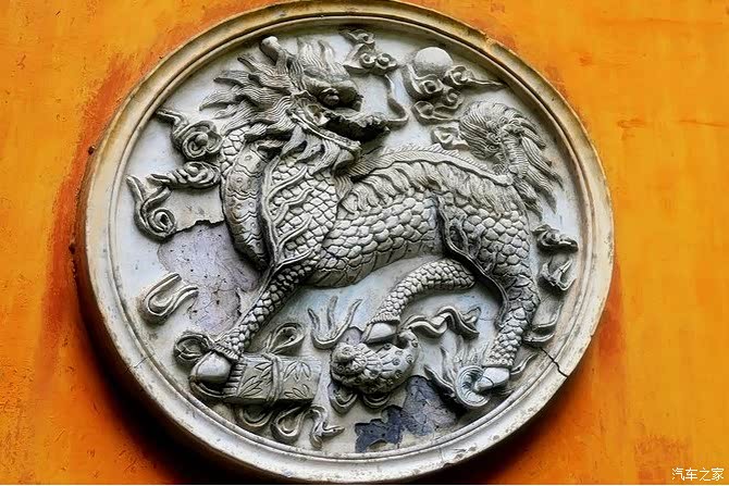 照壁上这块砖雕的麒麟栩栩如生,看起来也是古物了,近代的工匠很难雕