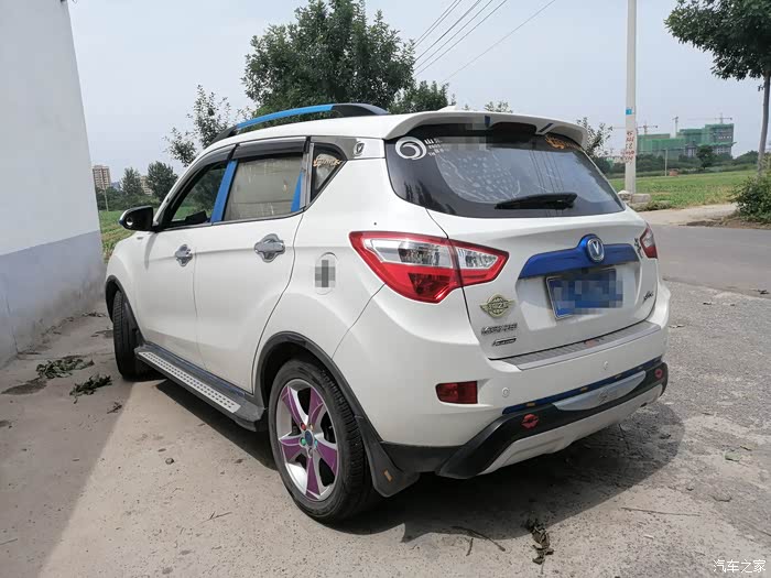 小尾翼下边是长安cs35的高位刹车灯!