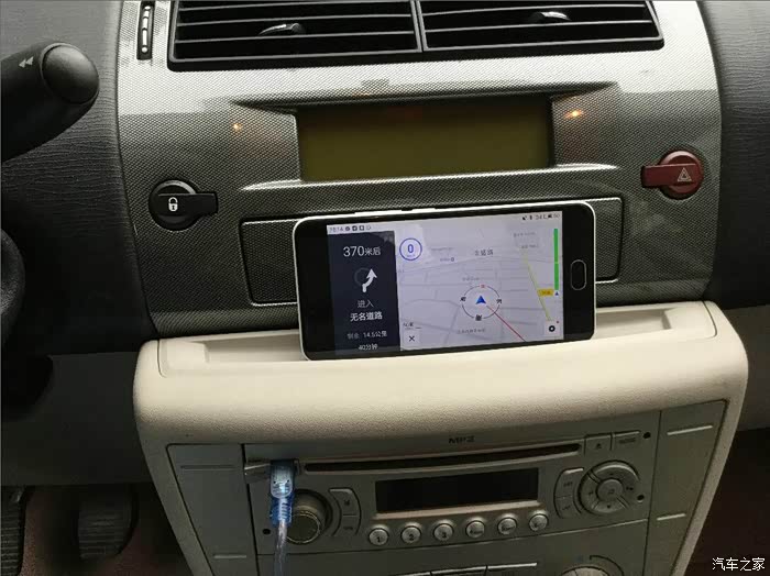 世嘉专享福利---原装手机支架,随手放,随手拿!效果完美!