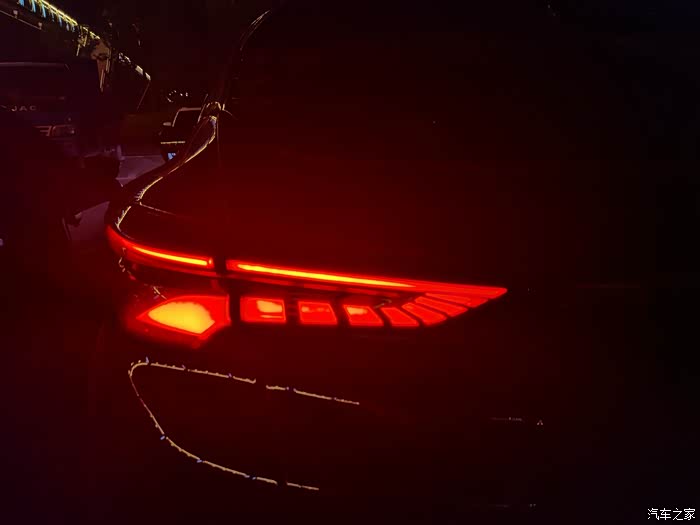 夜晚下的长安unit的灯光调节