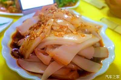 这天水特色吃呱呱种类似于河南凉粉食物吃起来酸辣爽口令人快朵颐