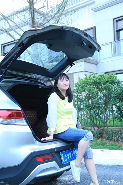 后备箱拍照也免俗但愿能把老婆拍美美