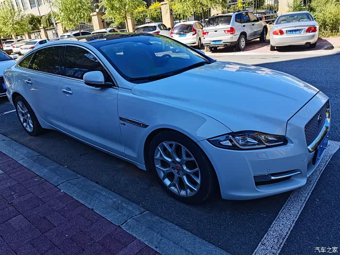 我的秀场我做主街拍最靓的仔捷豹xjl