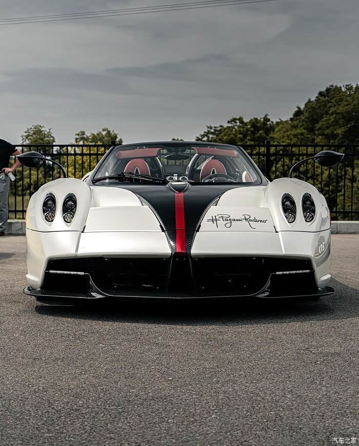 帕加尼huayra roadster