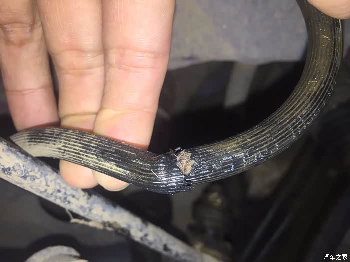 逍客左前刹车油管破裂漏油,大神帮忙分析分析咋回事.