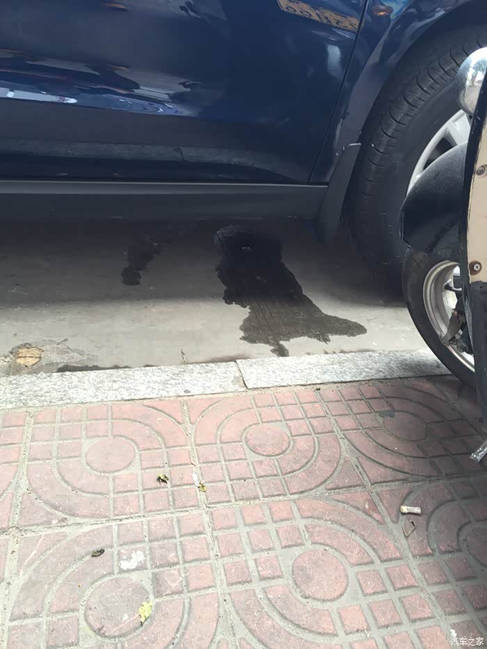 今天汽车停了后发现底盘有在滴水是什么情况呢?