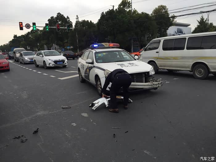 皇冠被警车撞了