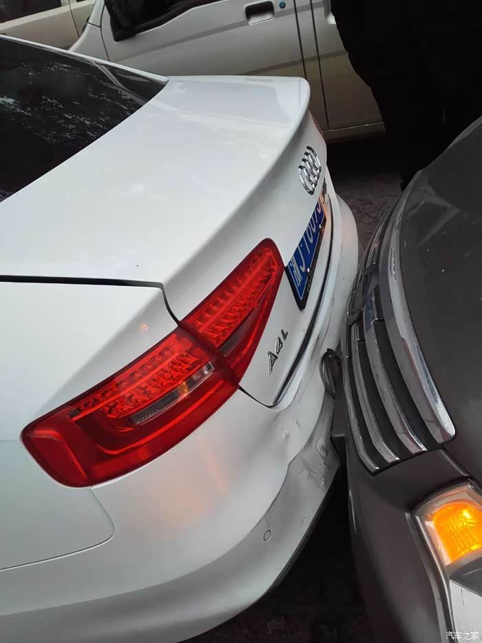 【图】被追尾了 不开心_奥迪a4l论坛_汽车之家论坛