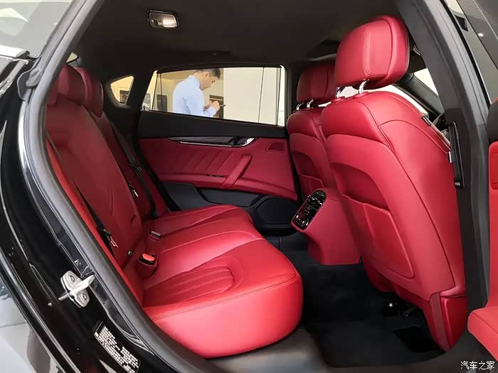 黑色的玛莎拉蒂匹配着红色的座椅,这两个颜色搭配到一起特别舒服