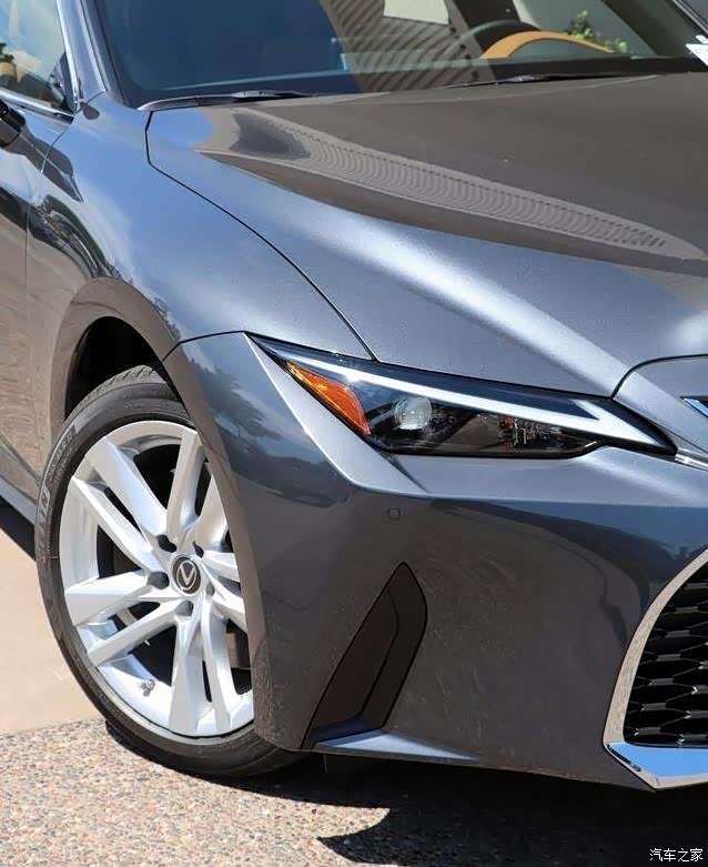 新款雷克萨斯is300实车6缸动力四驱外观很运动