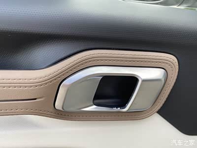 质感的矩形车门拉手.