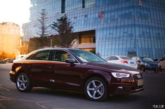 太热了我给你们降降温奥迪a3希纳兹红冰雪倩影