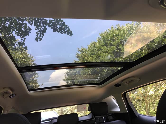 这么大的全景天窗,晚上可以躺在车里看星星.