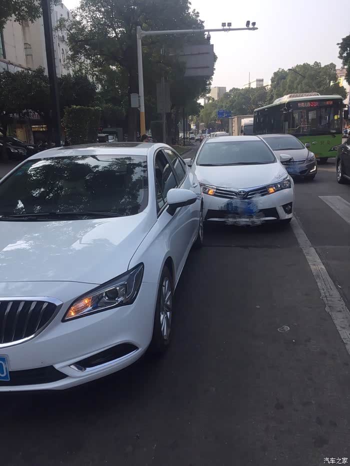 8万公里小追尾开车不能抢灯