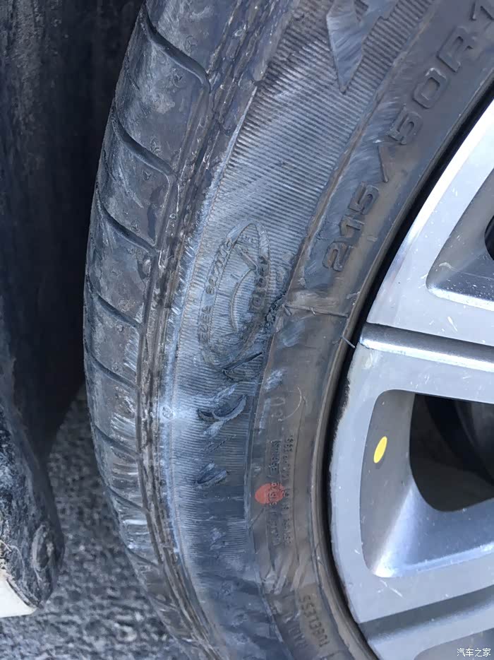 悲催,晚上开到马路牙子上车胎破皮!