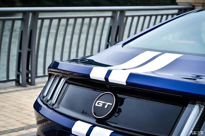 50v8野马提车经典蓝白条纹拉花