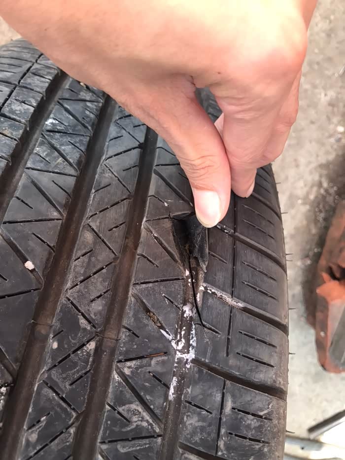 轮胎扎破了心疼