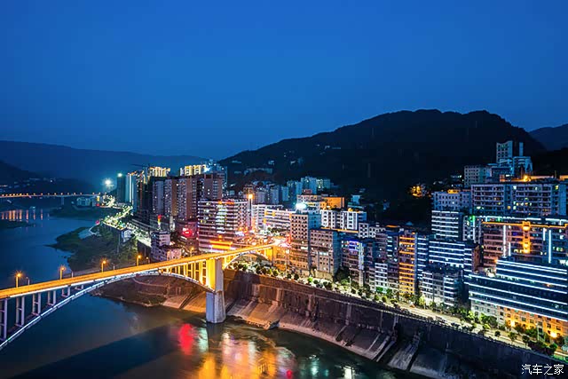 从重庆出发沿着乌江画廊到武隆县城已傍晚,酒店窗外灯火辉煌.