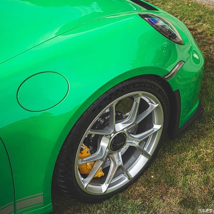 这款绿色的保时捷那翘起的尾部特别炫酷动感的轮毂我喜欢